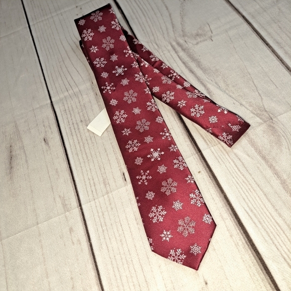 Holiday Traditions Snowflake Tie - Picture 3 of 6